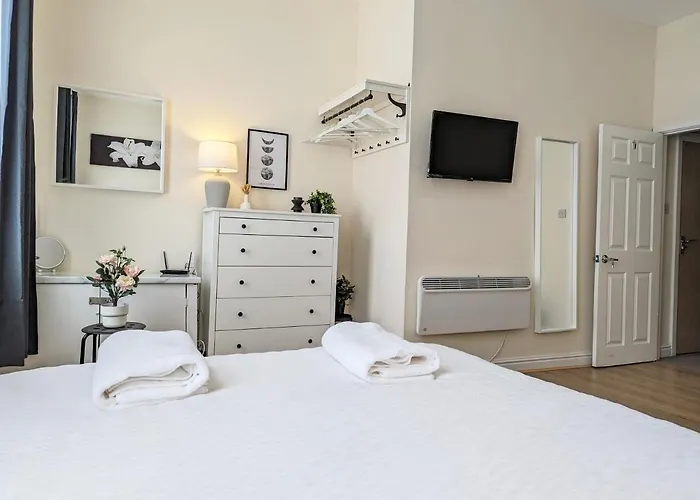 Guest Rooms In Anfiled Near Stadium, Free Parking