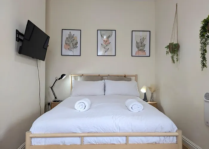 Guest Rooms In Anfiled Near Stadium, Free Parking