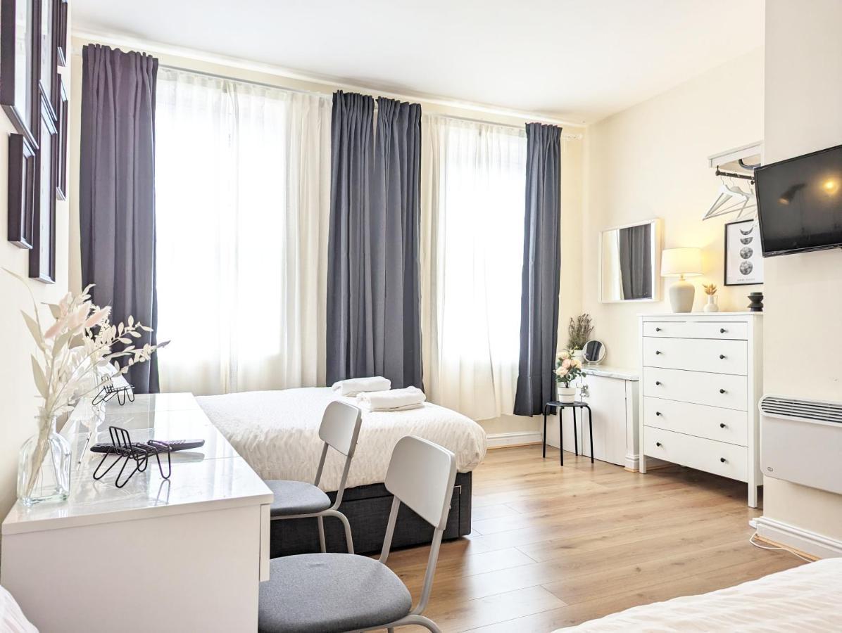 Guest In Anfiled Near Stadium, Free Parking Holiday home