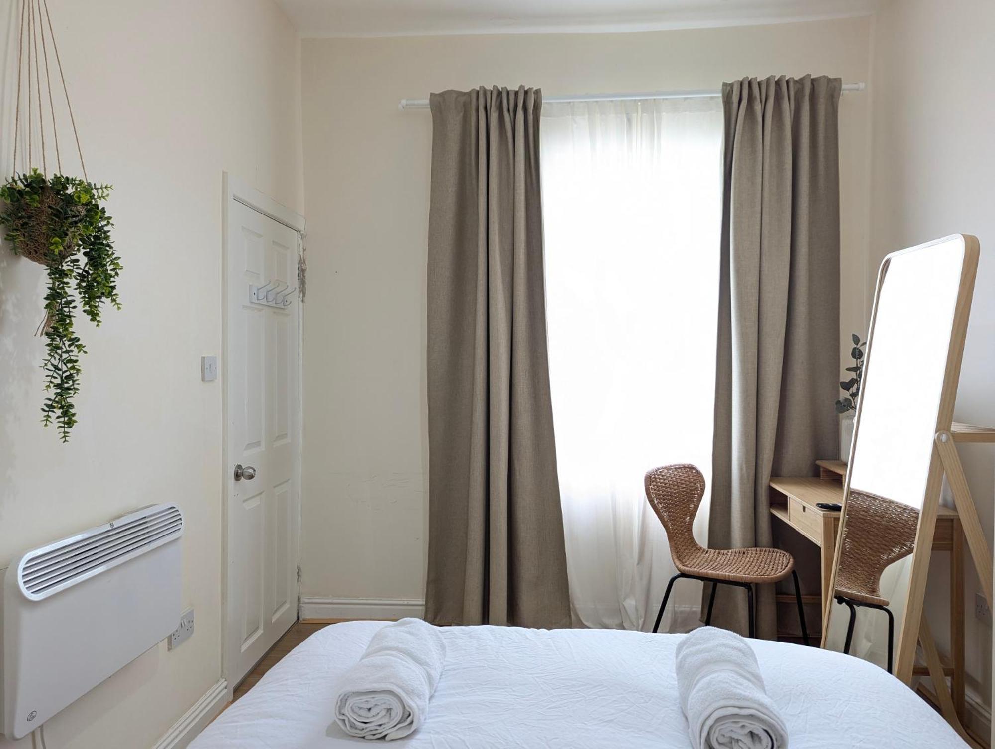 Guest In Anfiled Near Stadium, Free Parking *